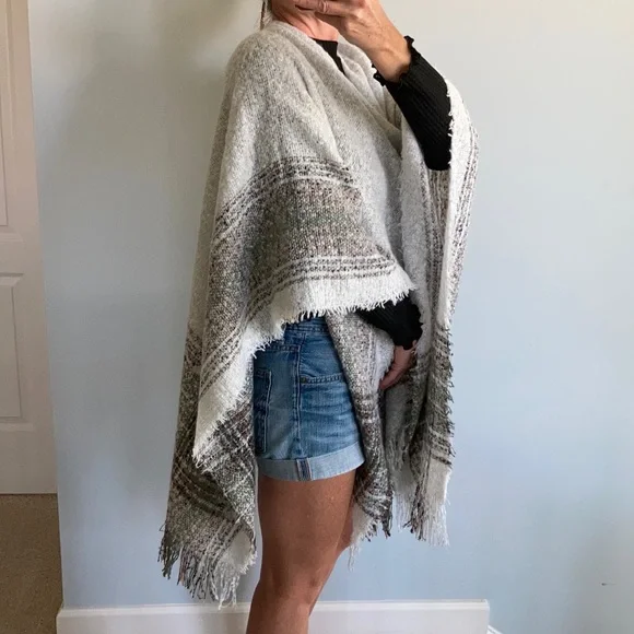 Gorgeous Fringed Shawl/Cape - Picture 6 of 8